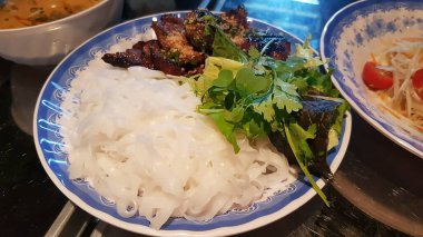 Sebze ve soslu kızarmış tavuk.