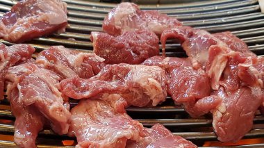 Taze çiğ domuz eti yakın.