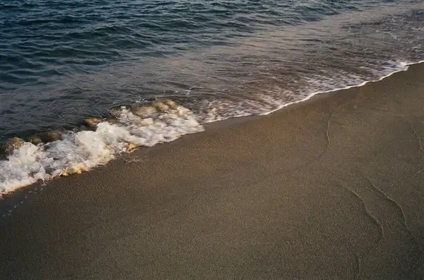 dalgalar deniz kum üzerinde