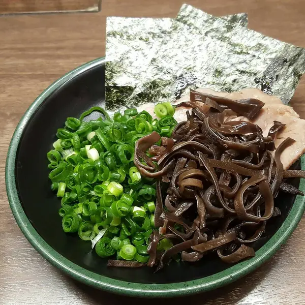 Deniz yosunu ve mantarlı Japon eriştesi.