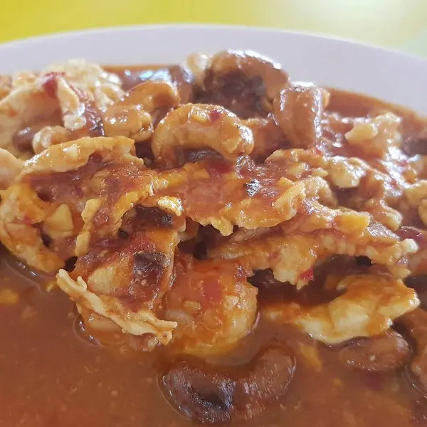 Körili ve tavuklu bir yemek fotoğrafı.