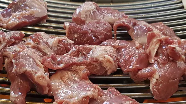 Taze çiğ domuz eti yakın.