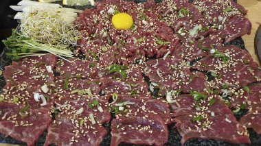 Masada baharat ve bitkilerle taze taze et.