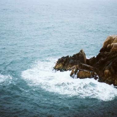 Galiçya, İspanya 'da kayalık bir sahilin dikey çekimi