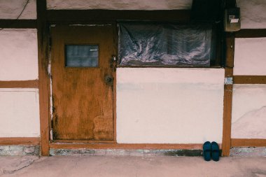 Penceresi olan eski ahşap bir ev