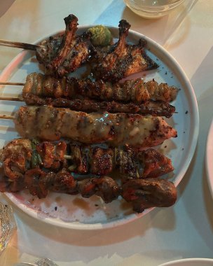 Tabakta ızgara tavuk ve sebze.