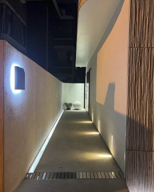 Penceresi olan modern bir bina