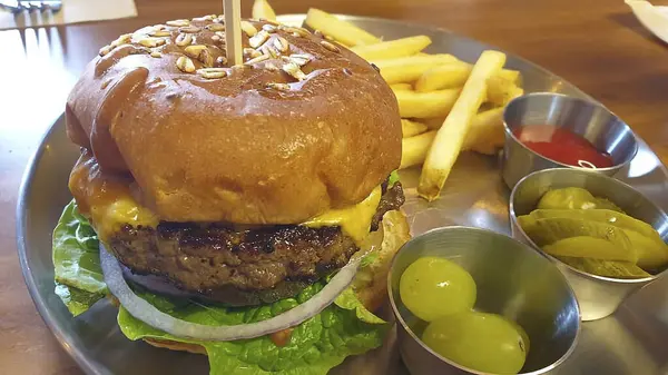 Peynirli ve domatesli lezzetli hamburger.