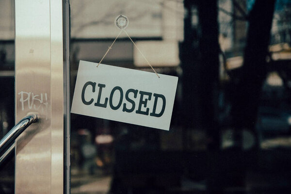 закрытая табличка на двери офисного стола. бизнес, финансы, розничная торговля, магазины, розничная торговля, пандемия, карантин. covid - 1