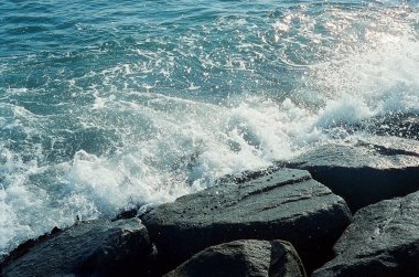 dalga deniz ve kayalar