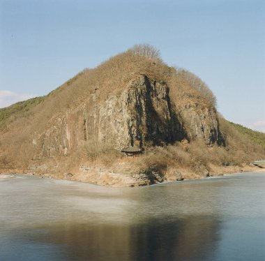 Dağlardaki gölün manzarası. Göl banyosu.