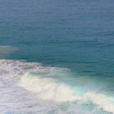 Deniz çok popüler bir turistik yerdir.