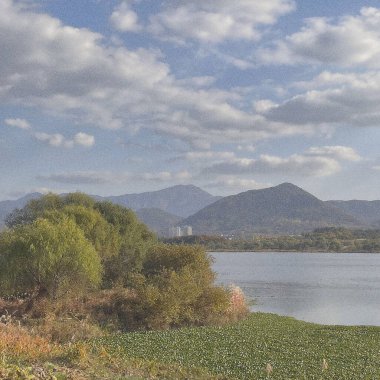 Bir gölü ve dağı olan güzel bir manzara.