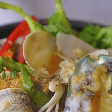 Sebzeli lezzetli Asya yemeklerini yakından izleyin.