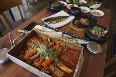 Bir restorandaki geleneksel Çin yemeklerinin yüksek çözünürlüklü yakın çekimi.