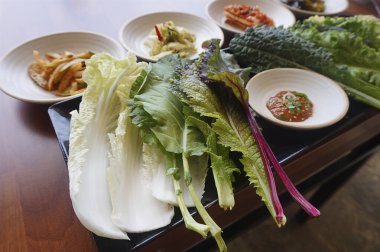 Beyaz kasede taze ve lezzetli sebzeler.