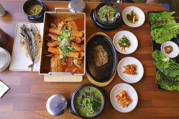 Kore mutfağı yemek takımı, üst manzara.