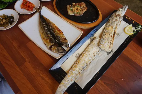 Sebzeli ızgara balık, deniz ürünleri.