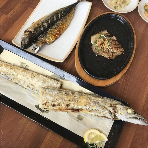 Limonlu ızgara somon ve salata.