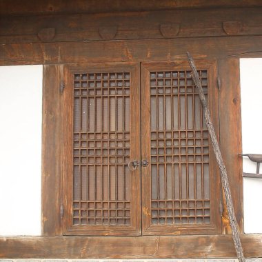 Penceresi olan eski ahşap bir ev