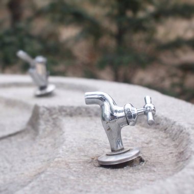 Metal saplı su musluğu