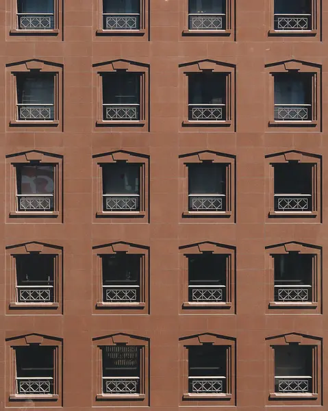 Şehir merkezinde pencereleri ve balkonları olan modern bina.