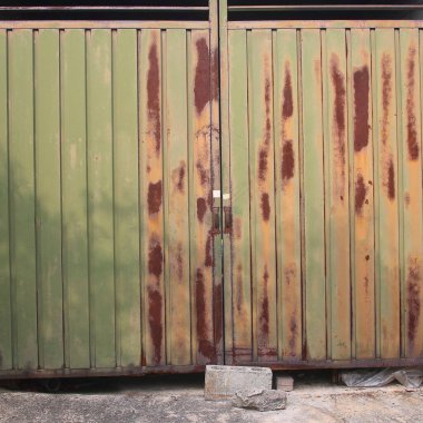 Eski paslı metal kapı