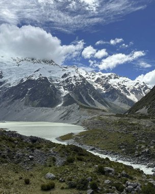 Dağları ve mavi gökyüzü olan güzel bir manzara.