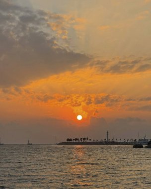 Denizin üzerinde güzel bir gün batımı