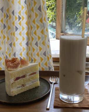 Tahta bir masada bir fincan kahve ve bir fincan çay.