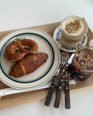 bir kafede Kahvaltı