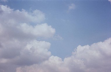 Bulutlu mavi gökyüzü