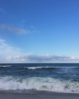 dalgalar ve deniz ile güzel deniz manzarası.