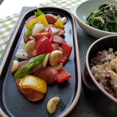 Domuz eti ve sebzeli kızarmış pirinç.