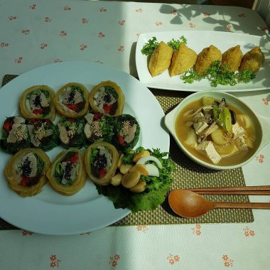 Sebzeli ve soslu geleneksel Tayland yemeği.