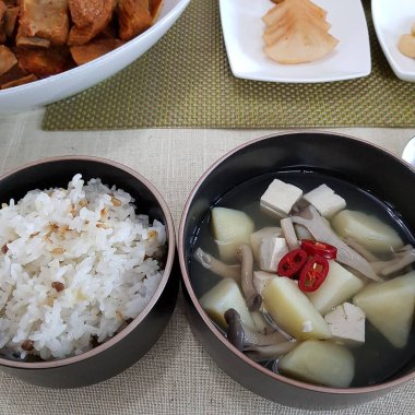 Lezzetli Asya yemeklerinin yakın görüntüsü