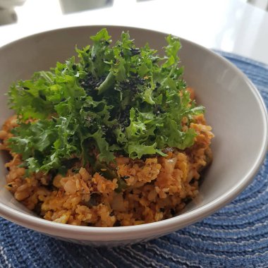 Kızarmış domuz ve sebzeli pilav.