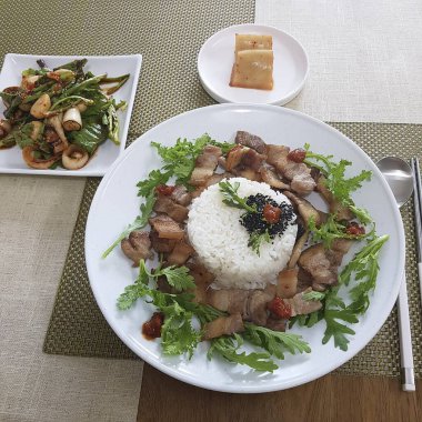 Lezzetli Asya yemeklerinin yakın görüntüsü