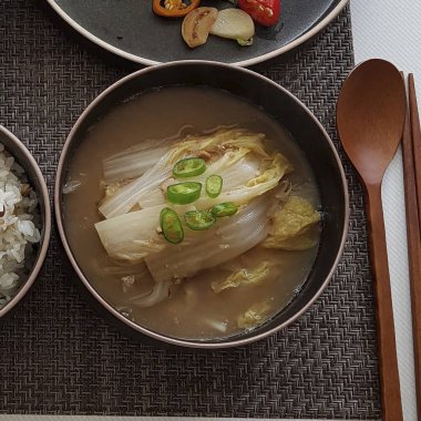 Kore yemeği, sebzeli pirinç eriştesi, kimchi.