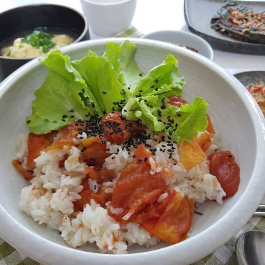 Kore yemeği, kızarmış tavuklu pilav.