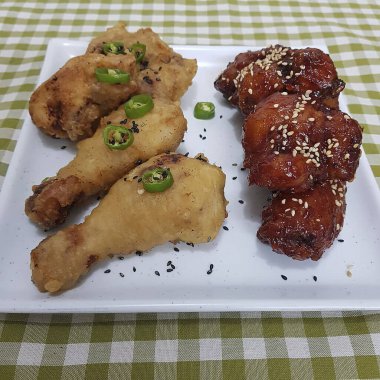 Soslu ve sebzeli kızarmış tavuk kanadı.