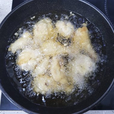 Kızarmış tavayla kızarmış tavuk.