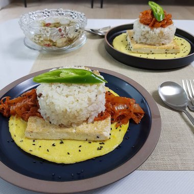 Domuz eti ve sebzeli pirinç.