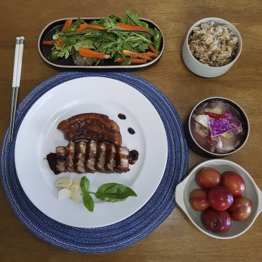 Izgara tavuk fileto biftek sebze ve sebze salatası