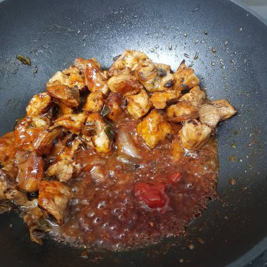 Tavada kızarmış tavuk.