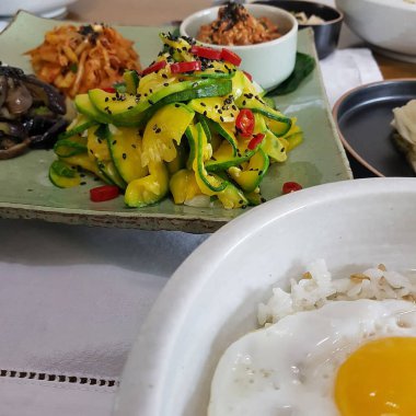 Lezzetli Asya yemeklerinin yakın görüntüsü