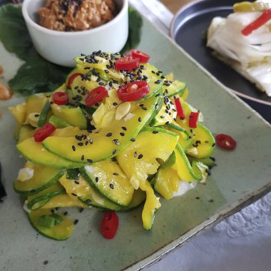 Lezzetli Asya yemeklerinin yakın görüntüsü