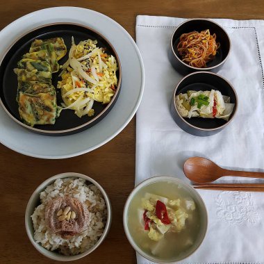 Japon yemeği, pirinç eriştesi, tavuklu kızarmış erişte, kızarmış tavuk ve sebze.