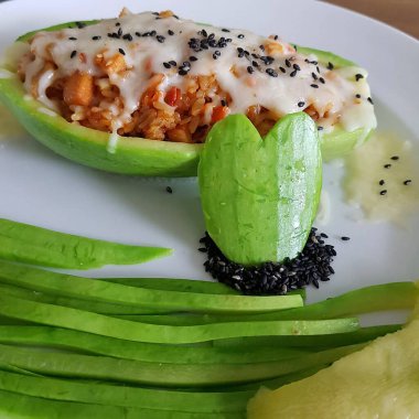 avokado, salatalık ve domates soslu pilav..