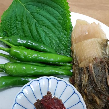 Tahta bir masada taze deniz ürünleri ve sebzeler.